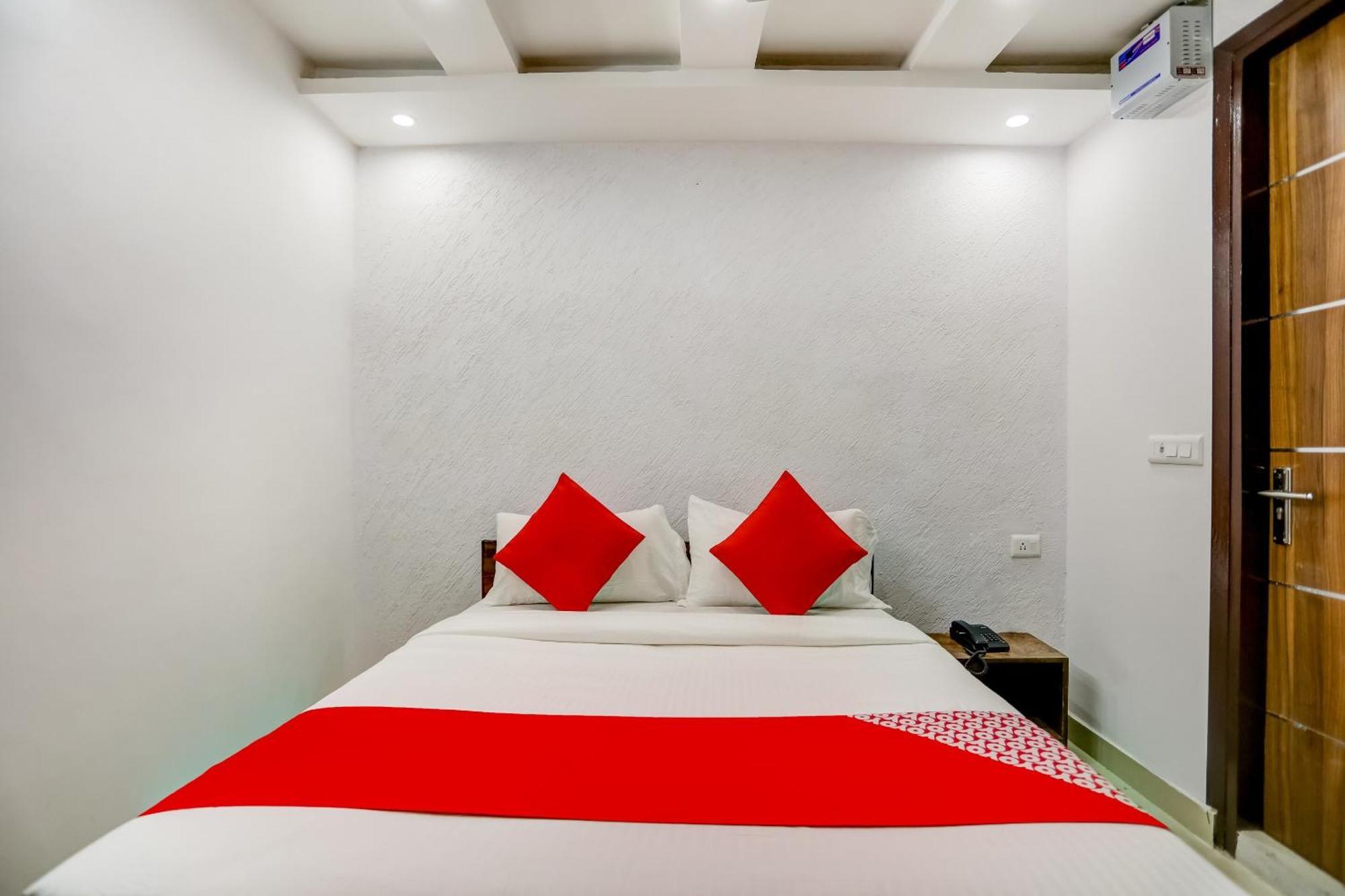 Hotel O Cozy Cave Yeni Delhi Dış mekan fotoğraf